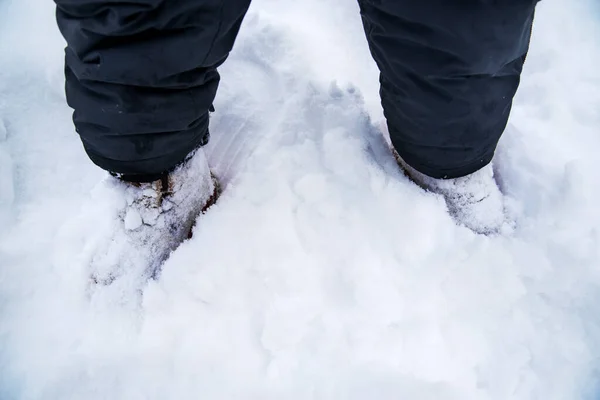 Chaussures dans la neige. Marcher dans la neige — Photo