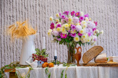 Sonbahar durgun hayat, çiçekler, ekmek, buğday, hasat