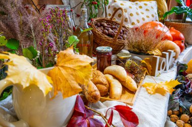 Ekmek ve yapraklarla ılık sonbahar düzenlemesi.