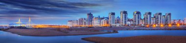 Askılı köprü, stadyum ve St. Petersburg modern yeni binalar büyük biçimli görünümü