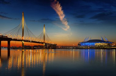 Yüksek hızlı çapı, askılı köprü ve Stadyum St Petersburg Neva Nehri'nin arka plan üzerinde büyük formatlı Panoraması