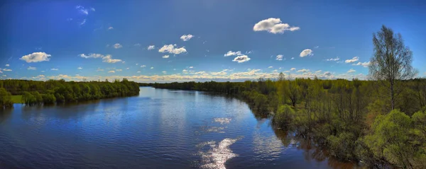 Великоформатна Весняна Панорама Річки Мальовничого Неба — стокове фото