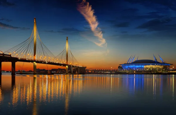 在圣彼得堡的非比河背景下高速直径 斜拉桥和体育场的大格式全景图 — 图库照片