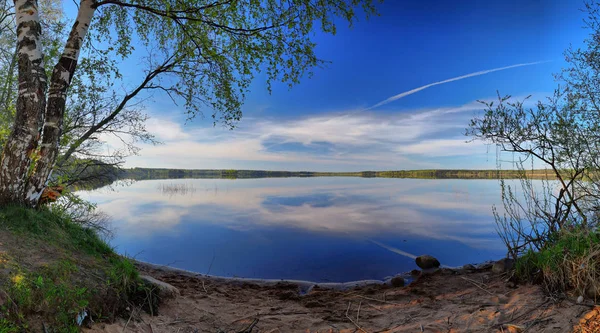 Wielkoformatowe Panorama Jeziora Lustro Chmury Odbicie — Zdjęcie stockowe