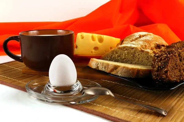 鶏の卵のある静物ミルク カップ チーズとホワイト オレンジ背景にパン — ストック写真