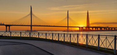 Askılı köprü, kule ve Batı yüksek hızlı çapı, St. Petersburg geniş açı görünümünü