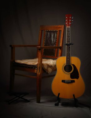 Retro tarzı sandalye ve gitar ile kompozisyon
