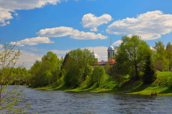 Jarní Krajina Kostelem Břehu Řeky Hluboké Rychlé — Stock fotografie