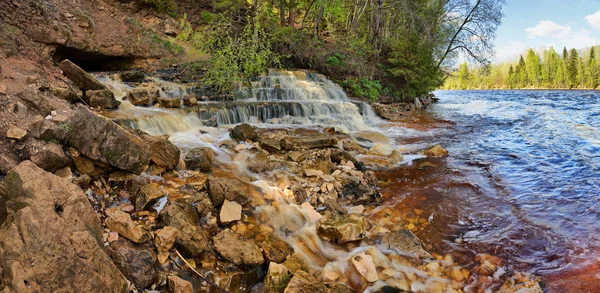 Rocky river banka ile küçük, güzel bir şelale büyük formatlı Panoraması