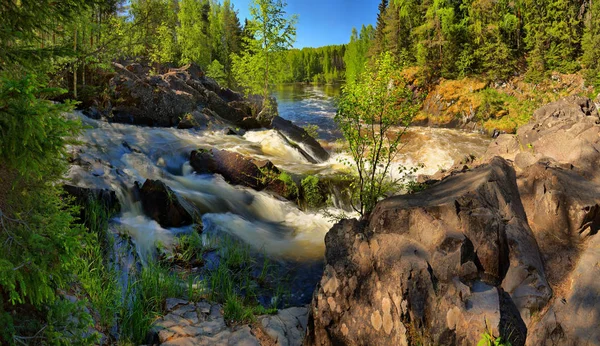 Vista Estiva Del Fiume Con Rapide Invalicabili Ripide Coste Rocciose — Foto Stock