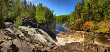 River rapids geçilmez, dik ve kayalık kıyıları ile görünümünü yaz