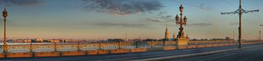 Trinity Köprüsü ve St Petersburg Peter ve Paul fortress şafakta büyük formatlı Panoraması