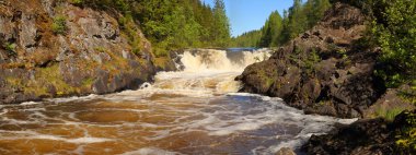 River rapids geçilmez, dik ve kayalık kıyıları ile yaz geniş formatlı Panoraması