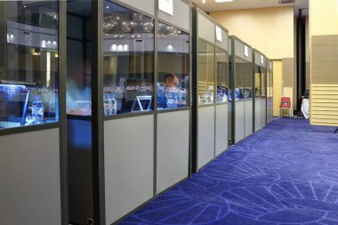 St. Petersburg, Rusya Federasyonu - 25 Temmuz 2018 - hotel Baltic - Uluslararası Konferansı'nda eş zamanlı tercümanlar için kulübeler