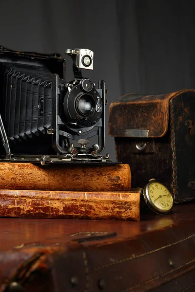 Composição Retro Estilo Com Câmera Relógio Livros Antigos — Fotografia de Stock