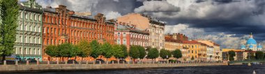 Setin Fontanka Nehri Panoraması büyük formatlı ve Trinity Katedrali, St. Petersburg fırtına gökyüzü arka plan üzerinde