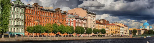 Setin Fontanka Nehri Panoraması büyük formatlı ve Trinity Katedrali, St. Petersburg fırtına gökyüzü arka plan üzerinde