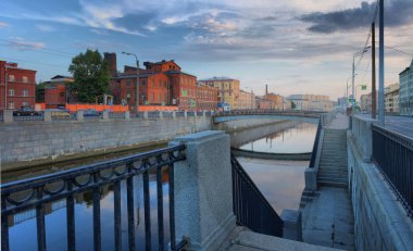 Gün batımı sırasında Obvodny kanal dolgu St Petersburg Panoraması