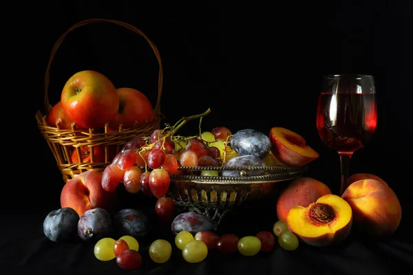 Cesta Maçãs Vaso Com Uvas Pêssegos Ameixas Copo Vinho Tinto — Fotografia de Stock