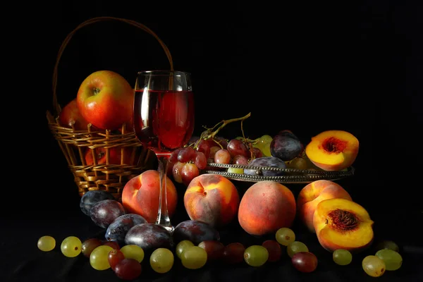 Cesta Manzanas Jarrón Con Uvas Melocotones Ciruelas Una Copa Vino — Foto de Stock