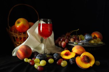 Sepet elma, üzüm, şeftali, Erik ve eski Hollandalı sanatçı tarzında karanlık bir arka plan üzerinde kırmızı şarap ile vazo