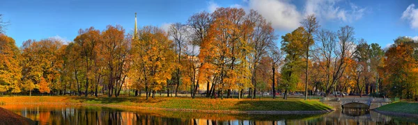 Panorama Outono Lagoa Ponte Jardim Mikhailovsky São Petersburgo — Fotografia de Stock