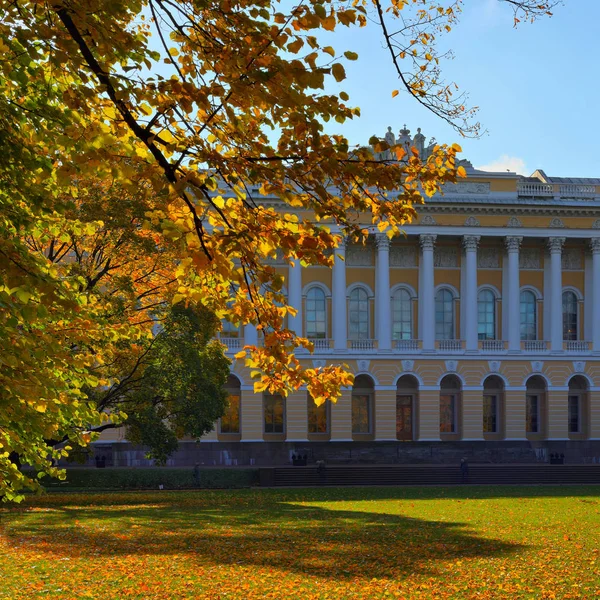 Mikhailovsky Palace Háttérben Petersburg Őszi Lombozat — Stock Fotó