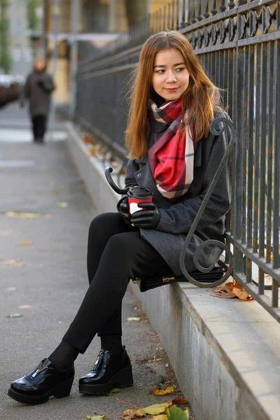 Ensam Söt Tjej Promenad Med Ett Papper Kopp Kaffe Och — Stockfoto