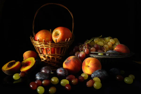 Natureza Morta Com Cesto Maçãs Vaso Uvas Pêssegos Ameixas Contexto — Fotografia de Stock