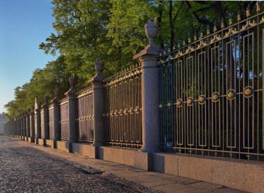 St Petersburg Palace setin şafağın ışınları yaz bahçede pitoresk çit