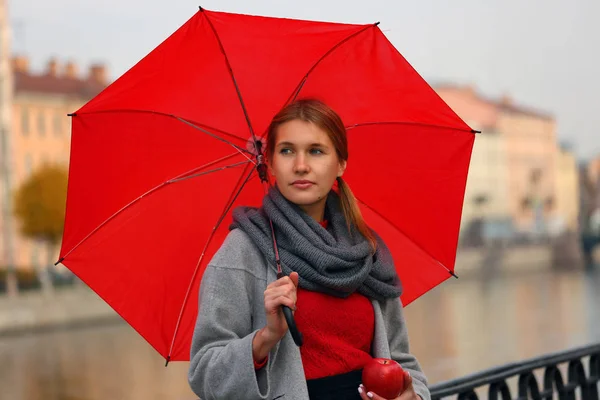 Linda Chica Con Paraguas Rojo Una Manzana Fondo Del Río — Foto de Stock