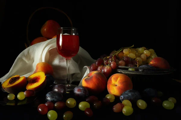 Bodegón Con Fruta Una Copa Vino Tinto Sobre Fondo Oscuro — Foto de Stock