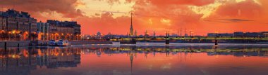 Neva St Petersburg üzerinde bir düşüş büyük formatlı Panoraması