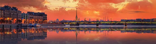 Neva St Petersburg üzerinde bir düşüş büyük formatlı Panoraması