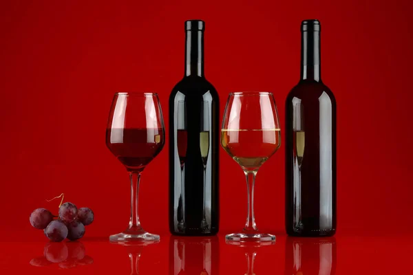 Still Life Glasses Bottles Red White Wine Glossy Burgundy Background — Stock Photo, Image