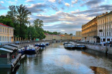 Şafaktan önce St Petersburg Yusupov Nehri üzerinde zevk tekneler