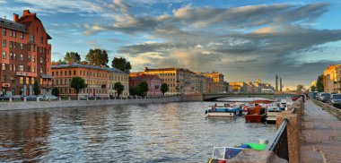 Gün batımında St Petersburg zevk teknelerle Fontanka Nehri Panoraması büyük formatlı