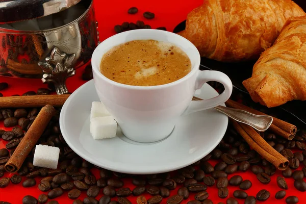 Nature Morte Avec Une Tasse Blanche Café Croissants Grains Café — Photo