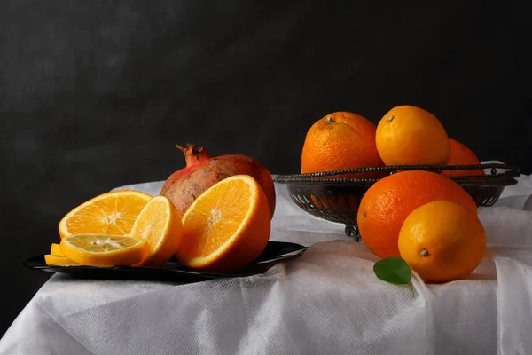 Stilleben Med Apelsiner Citroner Och Granatäpple Mörk Bakgrund Stil Med Stockfoto