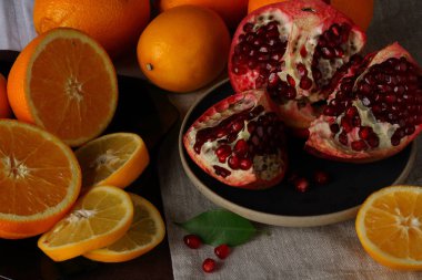 Natürmort açık nar, portakal ve limon dilimleri ile