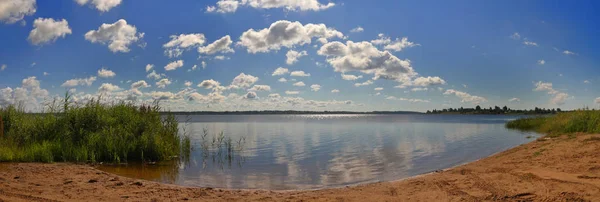 Панорама Піщаний Берег Мальовничі Дзеркало Озера Сонячному Літній День — стокове фото