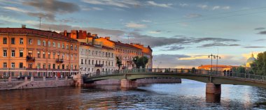 Fontanka Nehri dolgu ve İngilizce bridge St Petersburg büyük formatlı akşam Panoraması