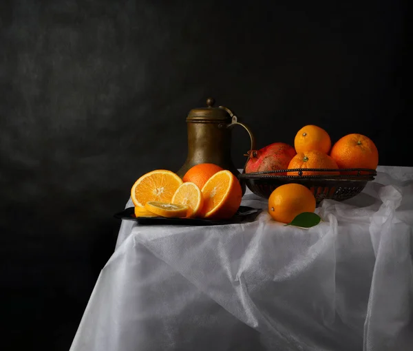 Ainda Vida Com Jarro Velho Vaso Frutas Uma Toalha Mesa — Fotografia de Stock
