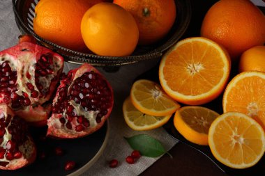 Natürmort açık nar, portakal ve limon dilimleri ile