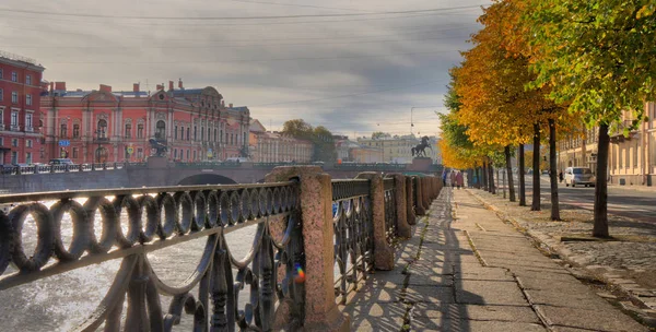 Fontanka Nehri dolgu ve Anichkov Köprüsü Güz St. Petersburg şehir yataydan büyük formatlı Panoraması