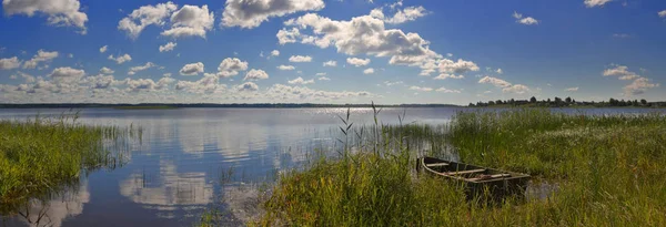 Großformatiges Sommerpanorama Der Malerischen Landschaft Mit Spiegelsee Und Holzboot Ufernähe — Stockfoto