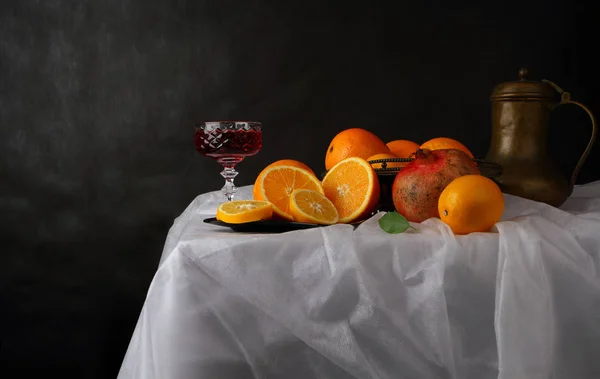 Natureza morta em estilo retro com um copo de vinho, um jarro e fruta — Fotografia de Stock