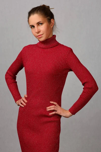 Schönes, schlankes Mädchen in einem eleganten roten Kleid — Stockfoto
