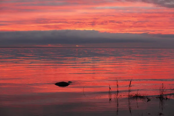 Les derniers rayons de soleil couchant sur la mer — Photo