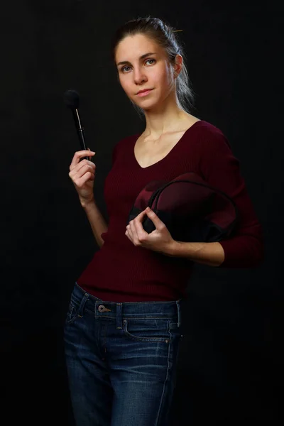 Retrato de una chica con accesorios cosméticos — Foto de Stock
